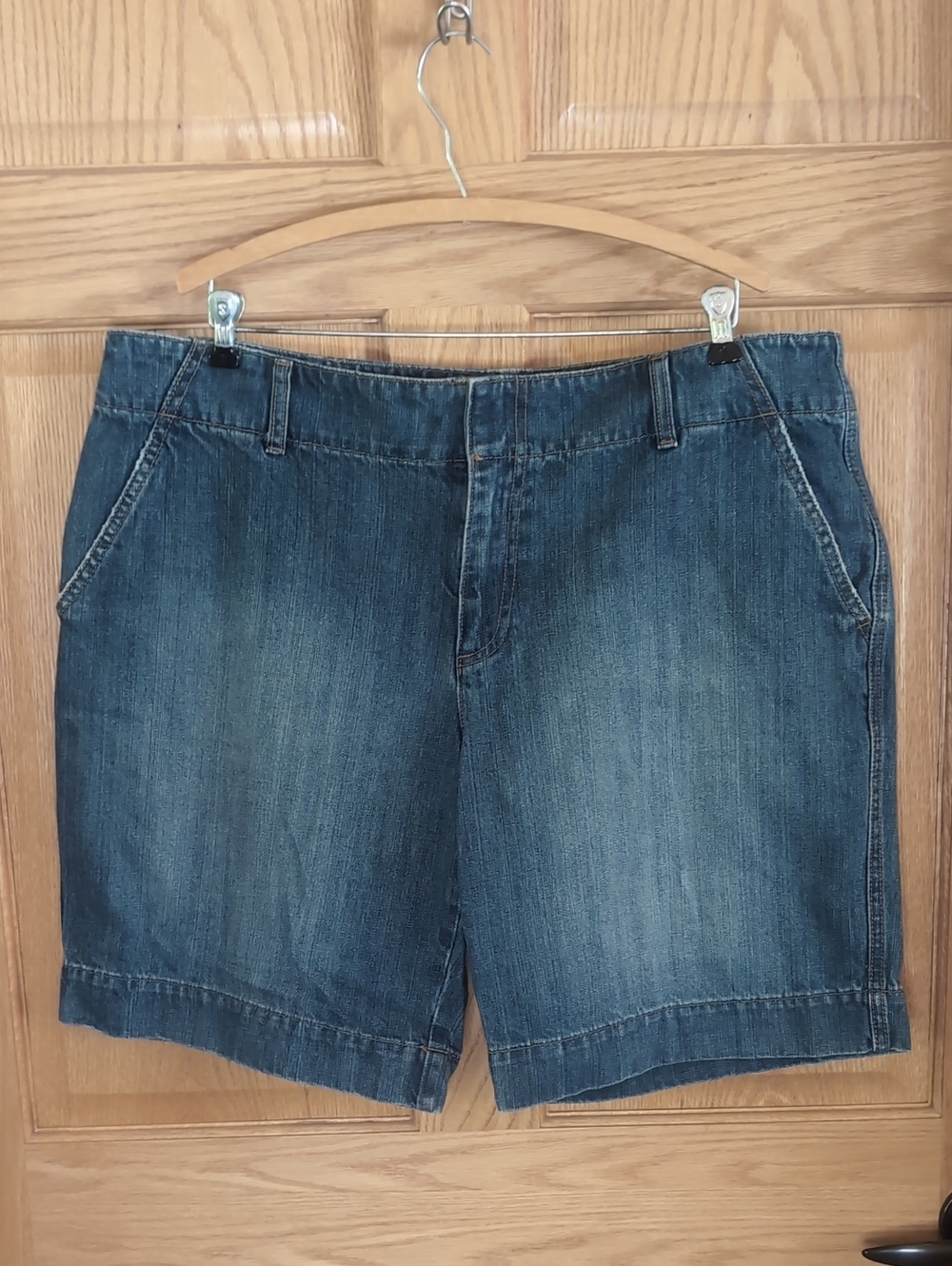 Sz 18 NWOT Old Navy Denim Cargo Shorts in Blue Wash